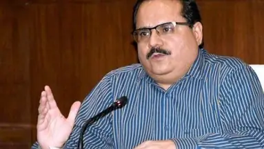 UP Politics: चुनाव आयोग का बड़ा एक्शन, 6 प्रत्याशियों पर 3 साल तक चुनाव लड़ने पर रोक